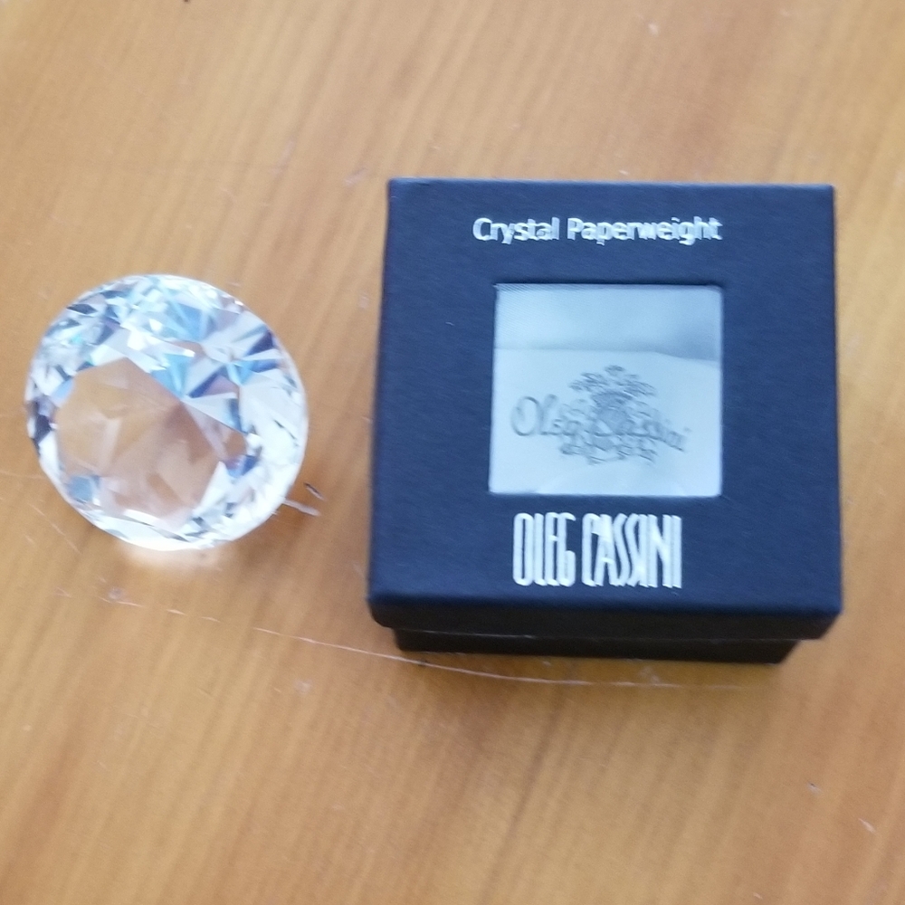 Diamond shape crystal paper weight